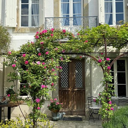 Le Patio Des Senteurs Bed & Breakfast Verzeille Exterior photo