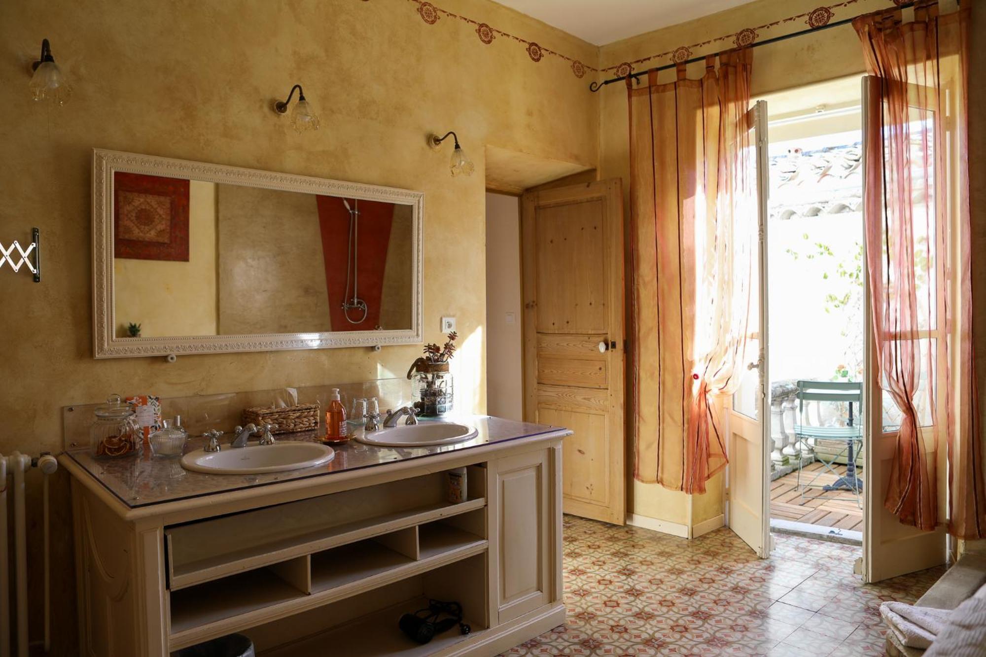 Le Patio Des Senteurs Bed & Breakfast Verzeille Exterior photo