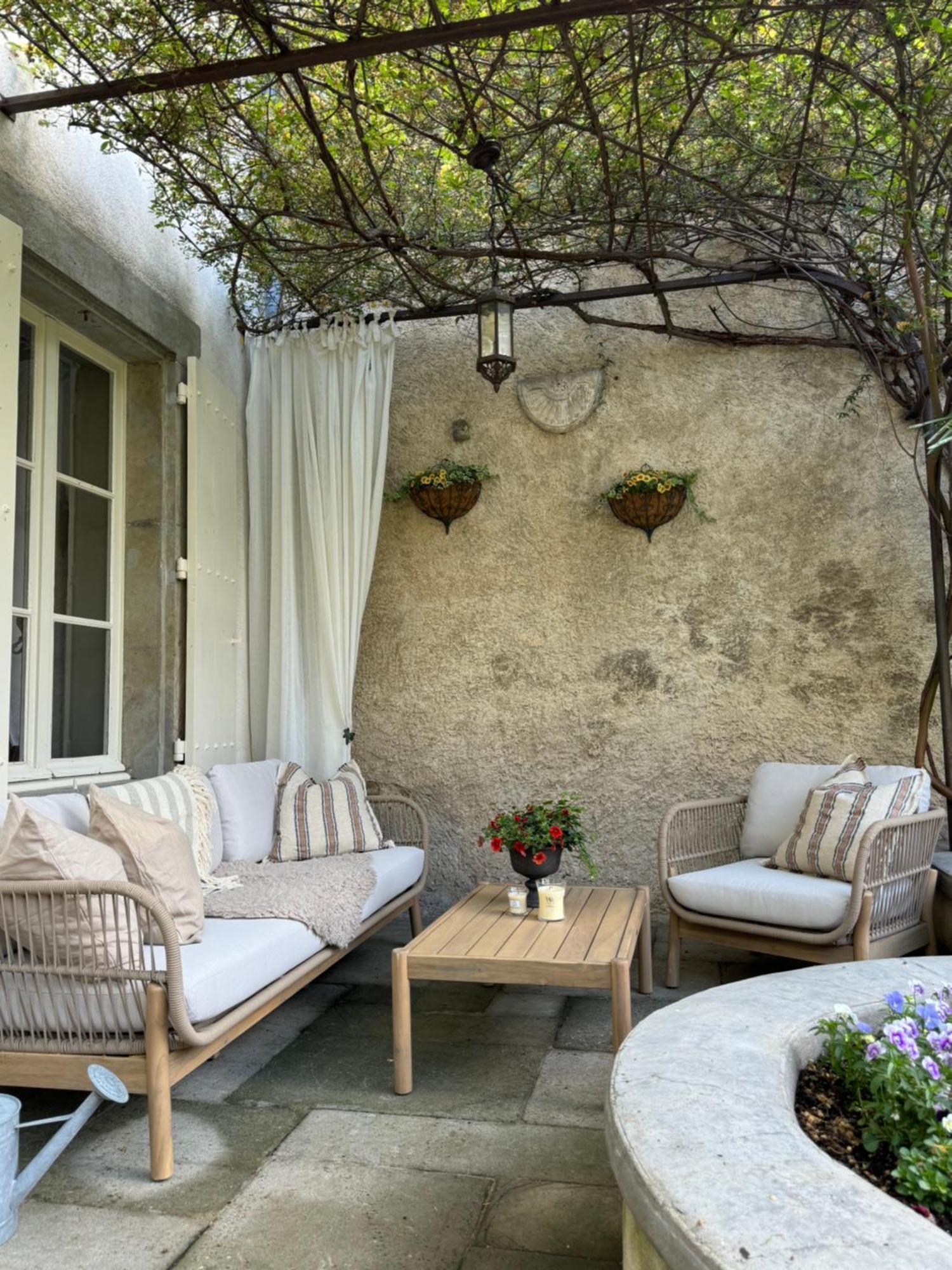 Le Patio Des Senteurs Bed & Breakfast Verzeille Exterior photo