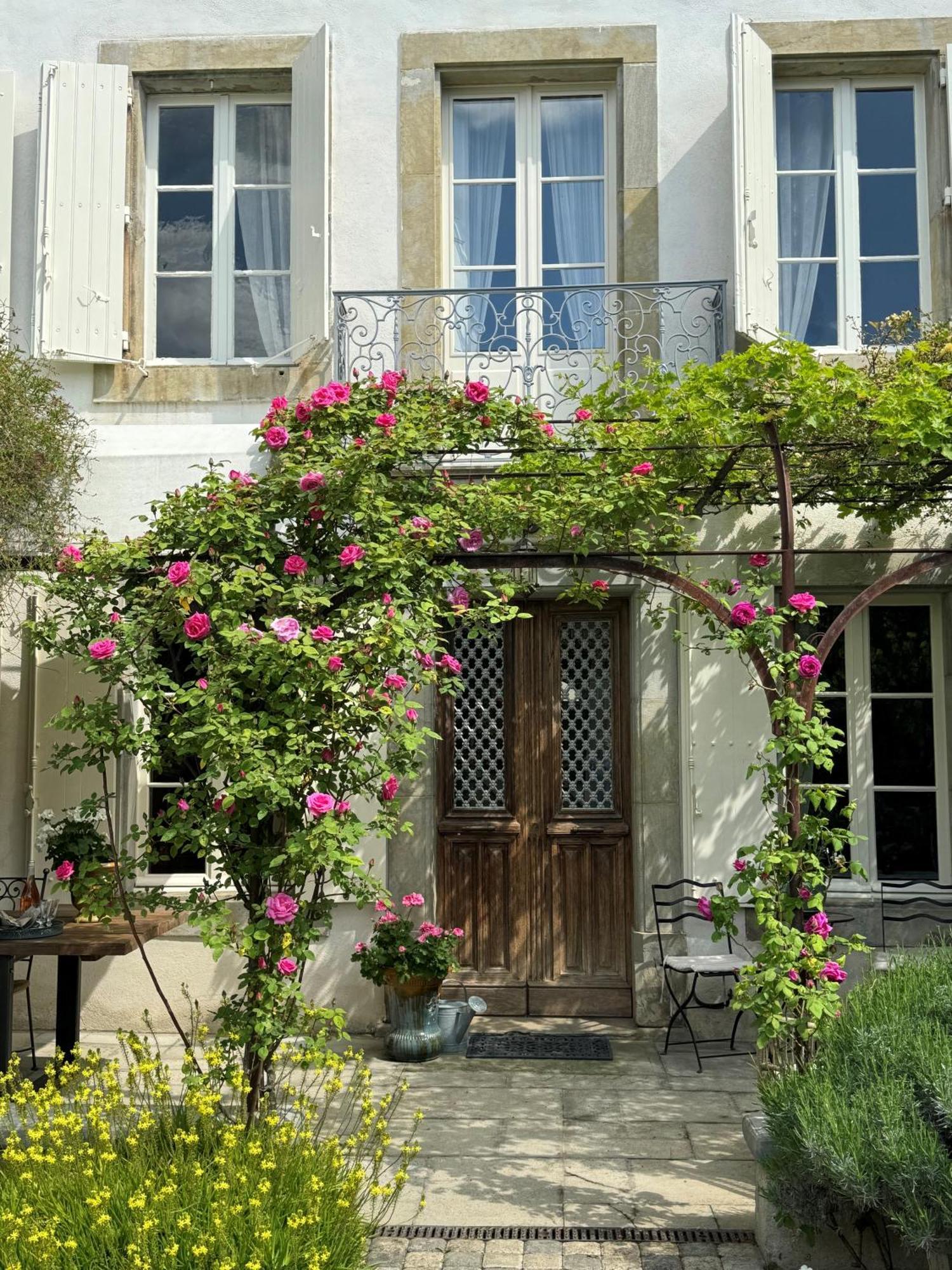 Le Patio Des Senteurs Bed & Breakfast Verzeille Exterior photo